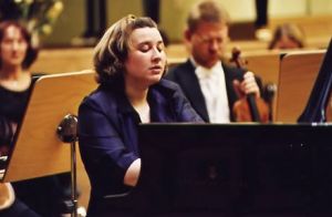 Sofia Gulyak z orkiestrą Filharmonii Wrocławskiej podczas finału II Międzynarodowego Konkursu Pianistycznego im. F Liszta 10.10.2002 r. Fot. M. Szwed.
