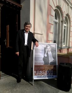 Eugen Indjic przed wejściem do budynku Starostwa Powiatowego w Trzebnicy. Fot. Juliusz Adamowski.